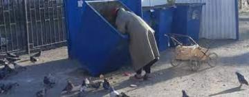 В Одессе ночью бабушку выбросили в мусорный бак возле одного из пунктов обогрева